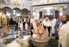 Митрополит Павел продолжил традицию личного крещения детей из многодетных семей Югры