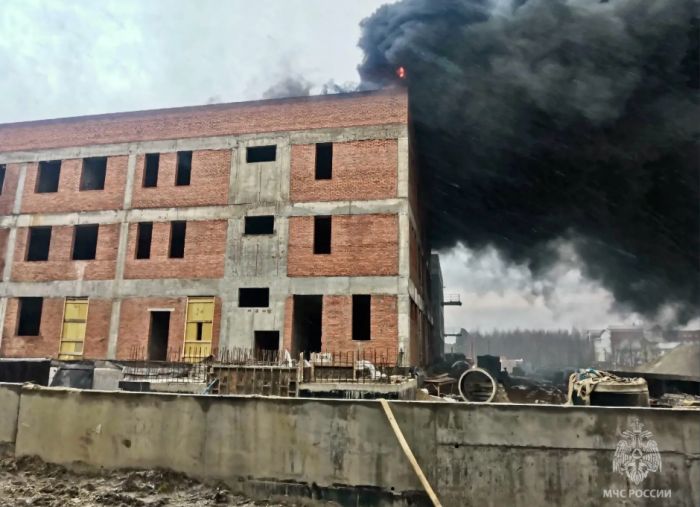 В Сургуте произошел пожар на стройке бюро судмедэкспертизы за 2,7 млрд рублей