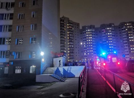 В Сургуте ночью произошел пожар на 13-м этаже дома, пламя начало распространяться по фасаду