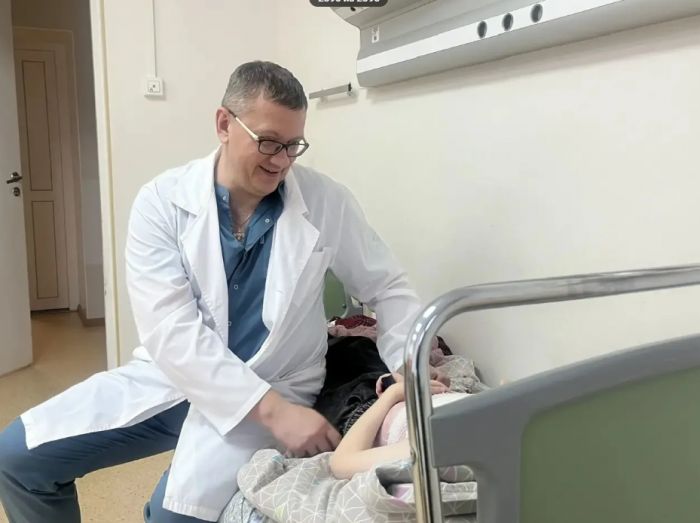 Сургутские врачи спасли двухлетнего ребенка, опрокинувшего на себя ковшик с кипятком